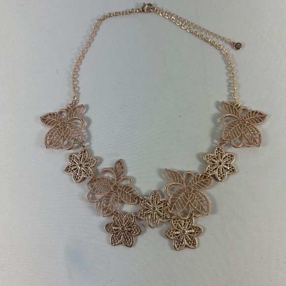 1946 Gold Tone Open Work Flower Necklace Bib Style Floral Statement - Picture 2 of 11